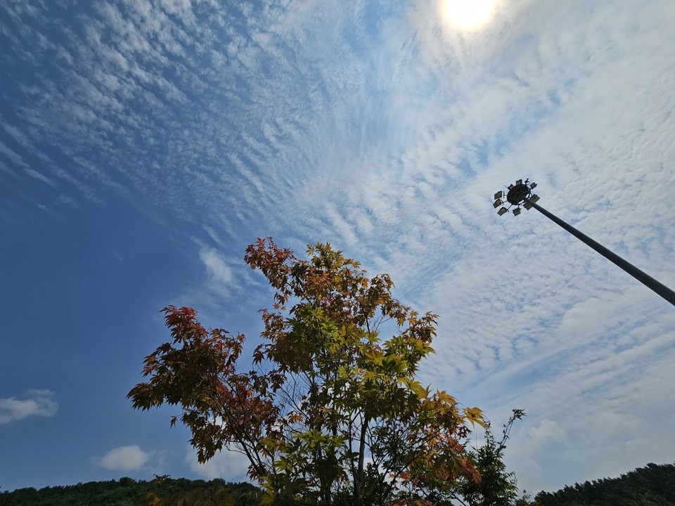 민족 최대의 명절 추석인 29일 금요일인 오늘 경기·인천지역은 가끔 구름이 많은 끼는 날씨를 보이겠다. 저녁 구름사이로 둥근 보름달을 볼 수 있을 것으로 전망된다. (사진=중앙신문DB)