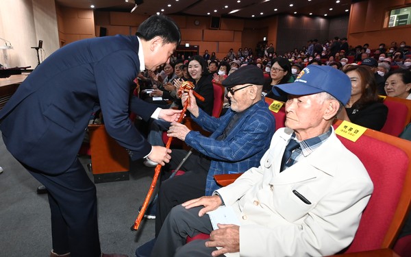 인천 부평구가 12일 구청에서 지역 어르신 400여 명이 참석한 가운데 제27회 노인의 날 기념식을 개최했다. (사진제공=부평구청)
