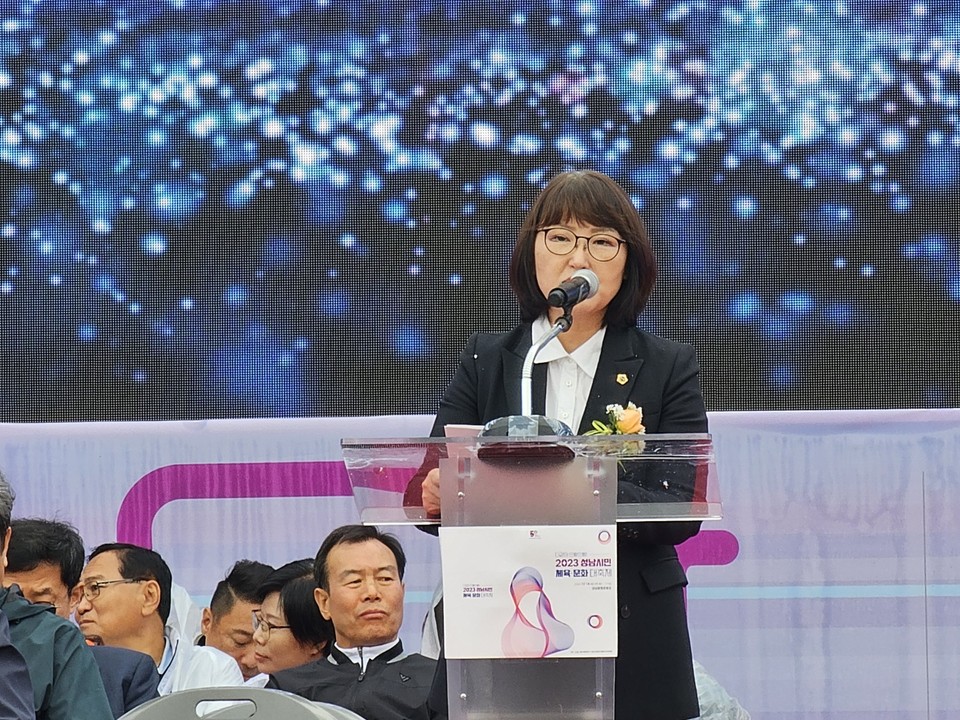 박은미 성남시의회 부의장은 14일 성남종합운동장에서 열린 '2023 성남시민 체육·문화 대축제'에서 인사말을 하고 있다. (사진=장은기 기자)
