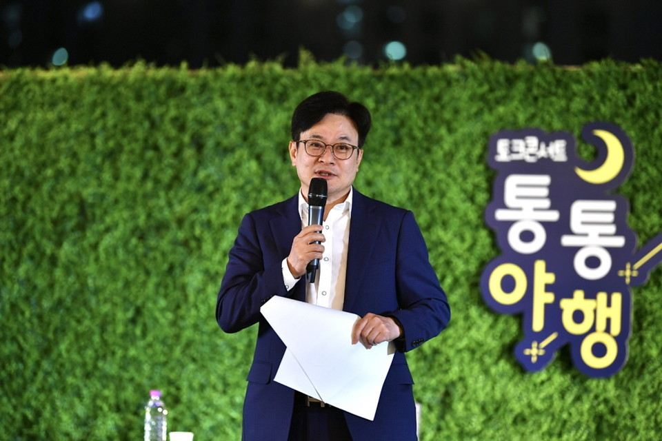 김병수 시장이 지난 13일 오후 '토크콘서트 통통야행'에서 시민들의 질의에대해 자신의 생각을 이야기 하고  있다. (사진제공=김포시청)