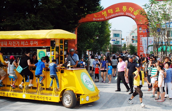 지난 2013년 9월 한 달 간 수원시 팔달구 행궁동에서 생태교통수원 2013 행사가 열려 시민들이 자동차가 사라진 거리를 즐기고 있다. (사진제공=수원시청)