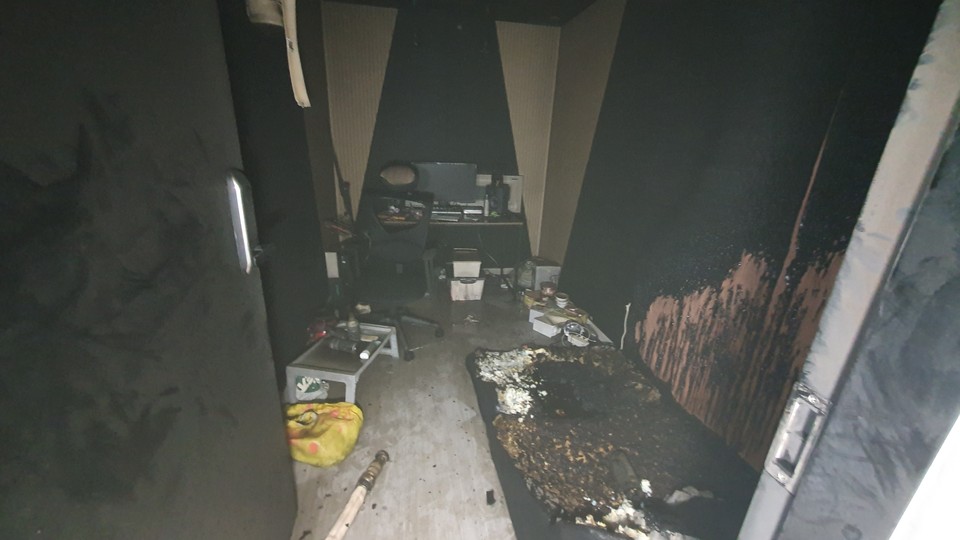 군포시의 한 스튜디오에서 불이 나 신고를 받고 출동한 소방당국에 의해 약 16분만에 꺼졌다. 사진은 화재 현장. (사진제공=경기도소방재난본부)