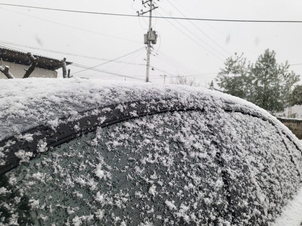 17일 일요일인 오늘 경기·인천지역은 북서쪽에서 한기가 유입되어 기온이 큰 폭으로 떨어지겠고, 대체로 맑겠다. 사진은 차량에 흰 눈이 쌓인 모습. (사진=중앙신문DB)
