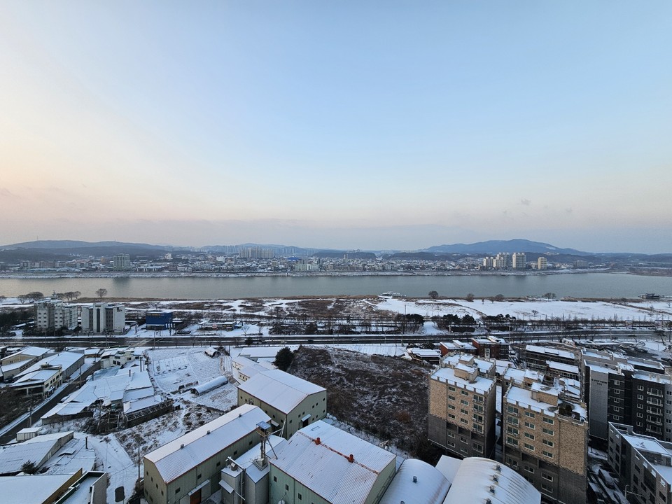20일 오전 7시50분께 내린 눈으로 여주 남한강 일대가 온통 하얀 세상으로 변해 있다. (사진=김광섭 기자)