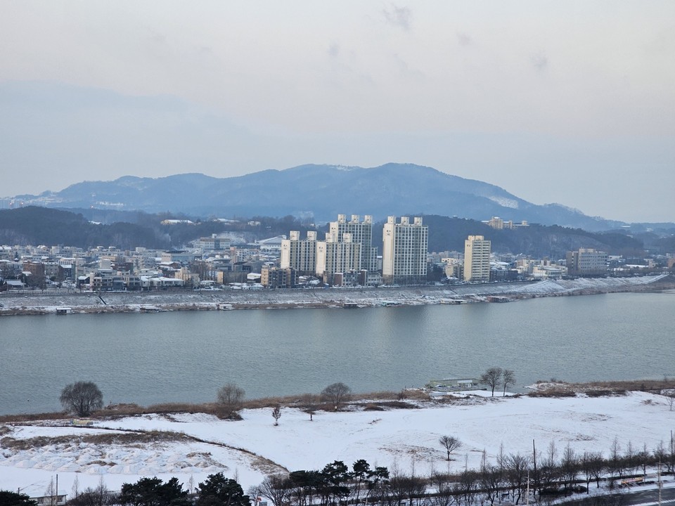 20일 오전 7시50분께 내린 눈으로 여주 남한강 일대가 온통 하얀 세상으로 변해 있다. (사진=김광섭 기자)