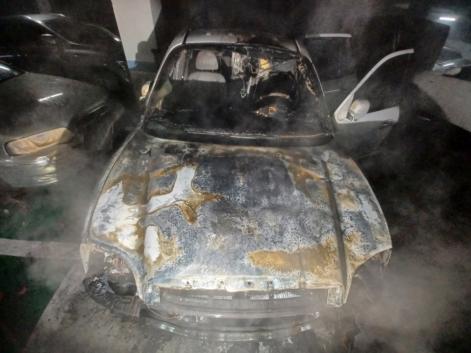 한밤 중 부천의 한 아파트 지하주차장 차량에서 불이 나 입주민들의 대피소동이 빚어졌다. 사진은 화재 현장. (사진제공=경기도소방재난본부)