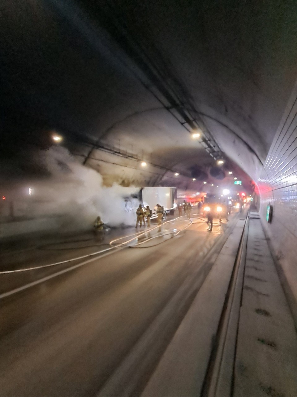 오전 10시49분께 광주원주고속도로 광주방향 곤지암2터널 화물차 화재로 통제됐던 차량통행이 재개됐다. 사진은 화재 현장. (사진제공=경기도소방재난본부)