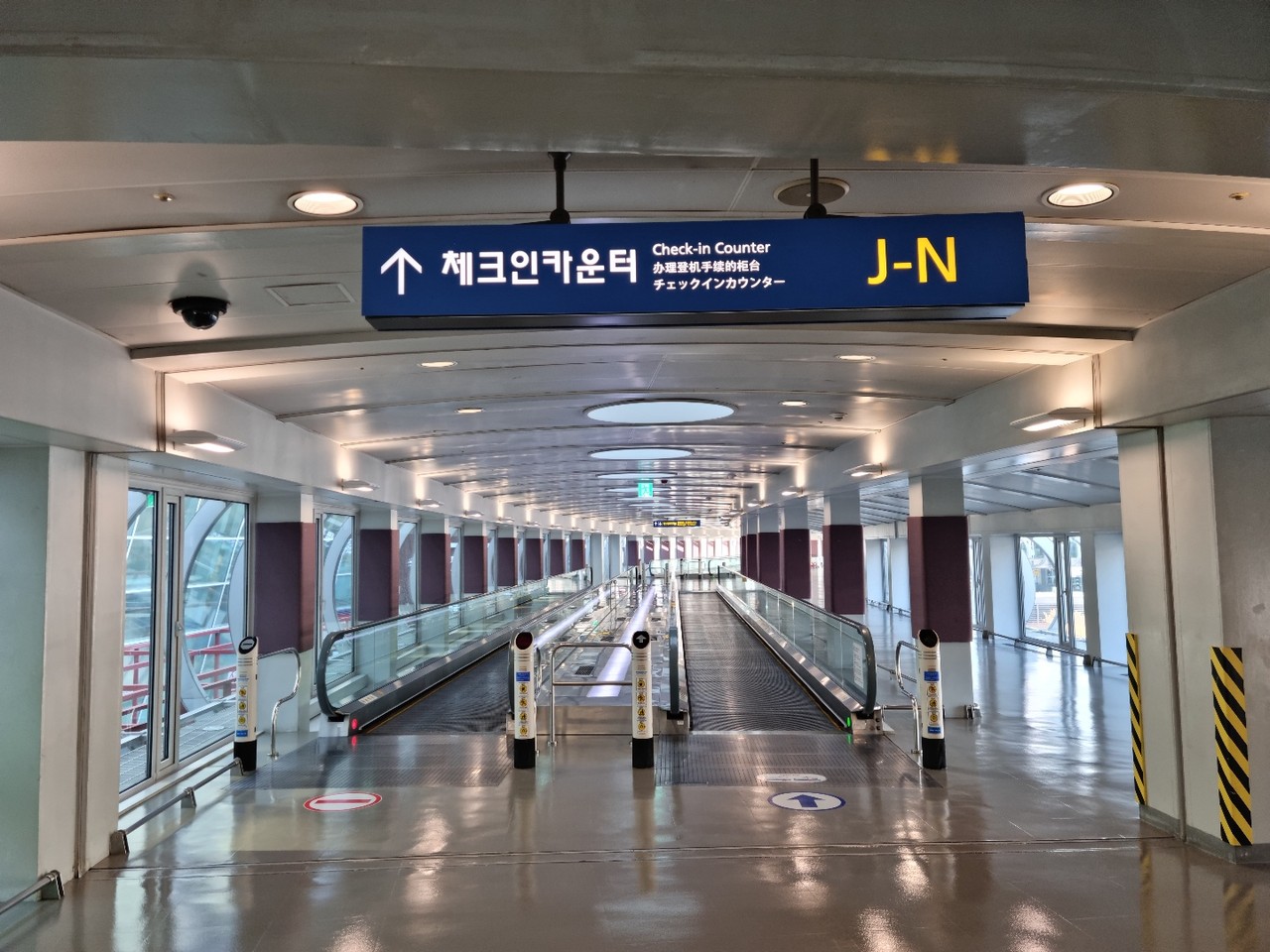 인천공항 3층 출국장 체크인카운터 가는 길에 사람들을 찾아볼 수 없다.