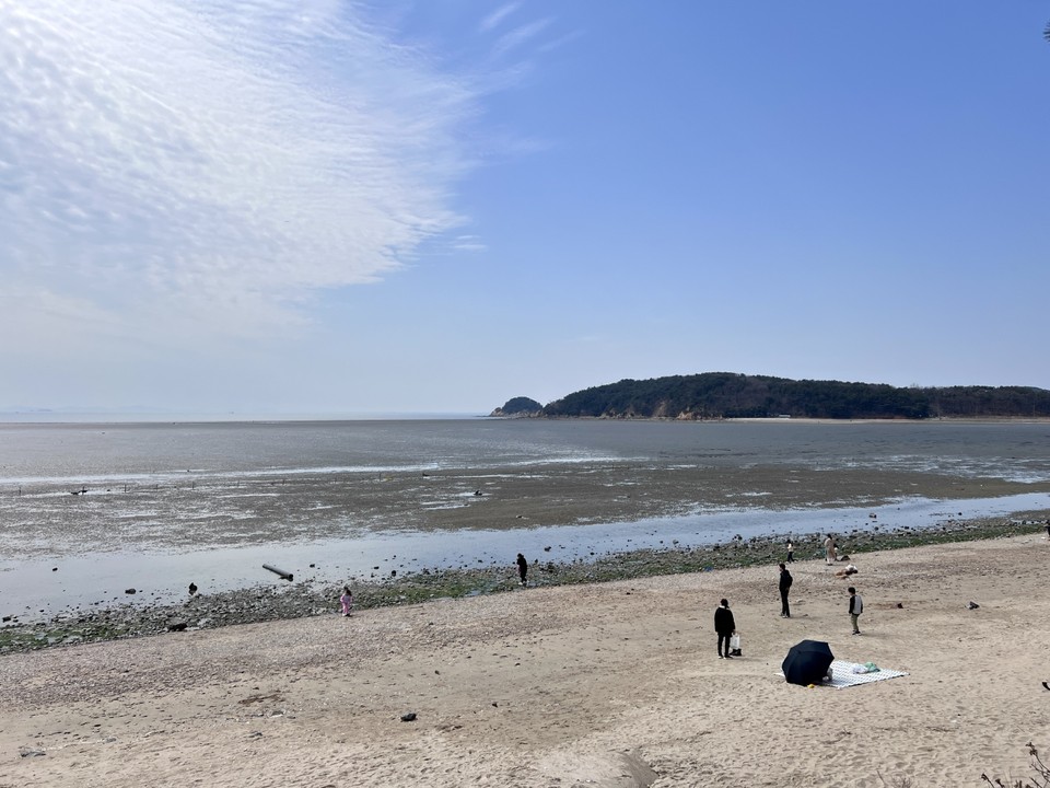 포근한 날씨를 보이고 있는 24일 오후 1시30분께 인천 중구 영종도 마시란해변에 나온 시민들이 가족과 함께 봄기운을 만끽하고 있다. (사진=이복수 기자)