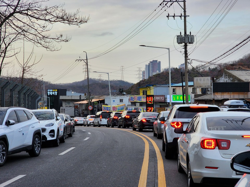설날인 22일 오후 5시11분께 인천가족공원으로 가는 길이 성묘객들이 타고 온 차량들이 몰리면서 극심한 정체를 보이고 있다. (사진=남용우 선임기자)