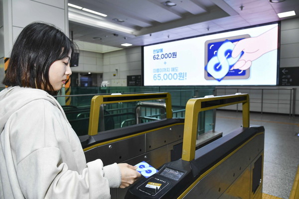 한 시민이 서울기후동행카드로 김포골드라인을 이용하고 있다. (사진제공=김포시청)