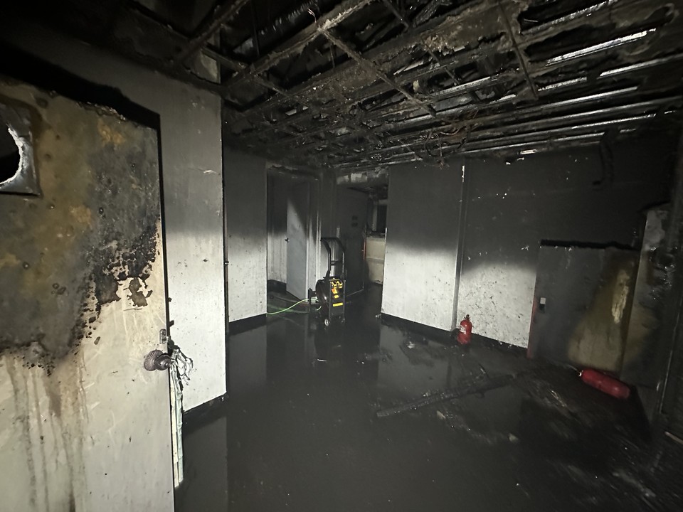 16일 오후 10시20분께 부천시 소사구 소사본동의 한 12층짜리 아파트 지하층에서 불이 나 입주민 58명이 긴급 대피했다. 사지은 화재 현장. (사진제공=경기도소방재난본부)